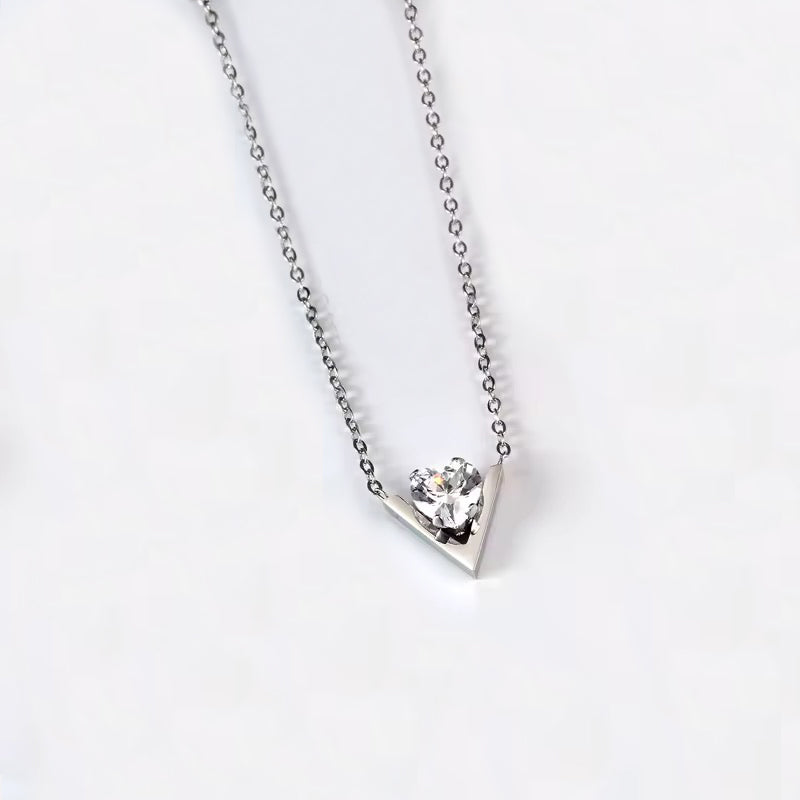 Collar V Heart – Acero Inoxidable 316L con Circonia en Montura Triangular