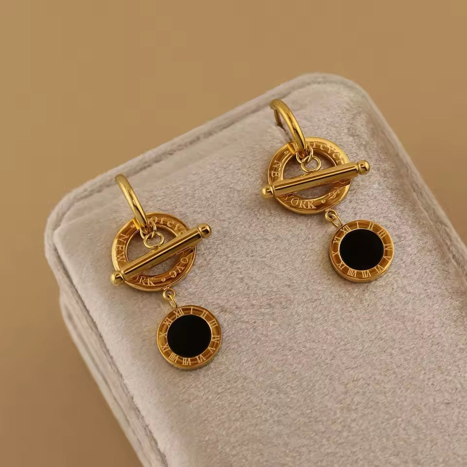 Aros Roman Circle – Acero Inoxidable 316L con Dije Negro y Cierre Palillo