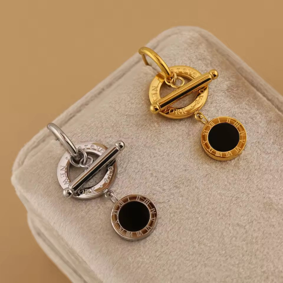 Aros Roman Circle – Acero Inoxidable 316L con Dije Negro y Cierre Palillo