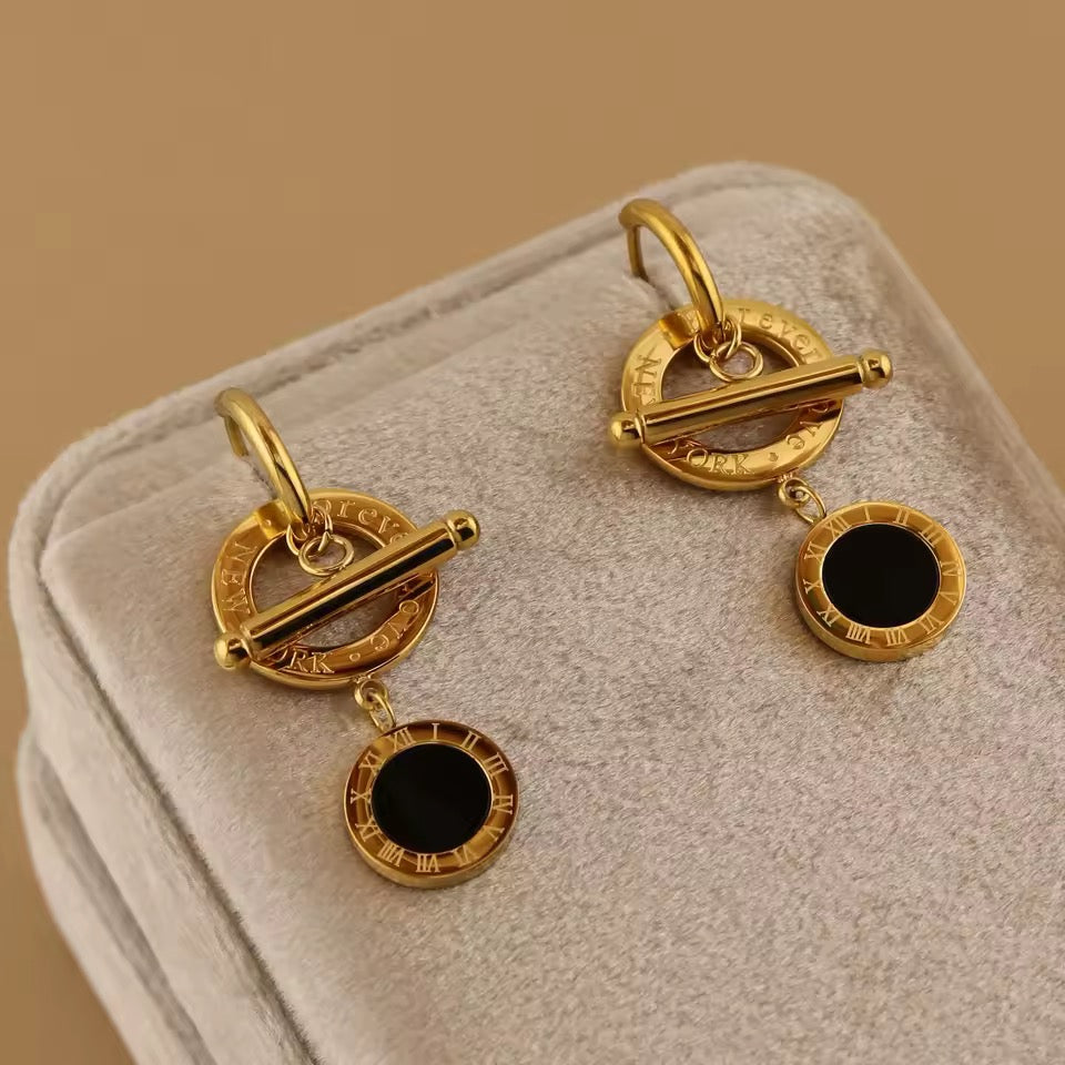 Aros Roman Circle – Acero Inoxidable 316L con Dije Negro y Cierre Palillo