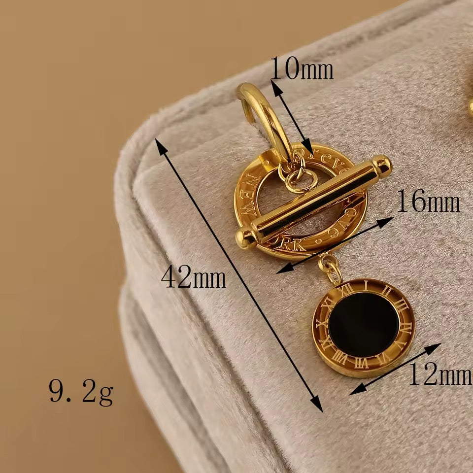 Aros Roman Circle – Acero Inoxidable 316L con Dije Negro y Cierre Palillo