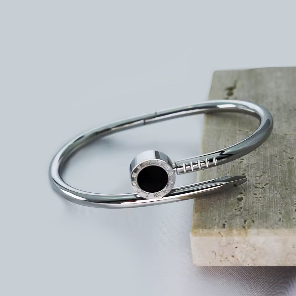Brazalete Clavo Roma – Acero Inoxidable 316L con Detalle Negro y Diseño Abierto