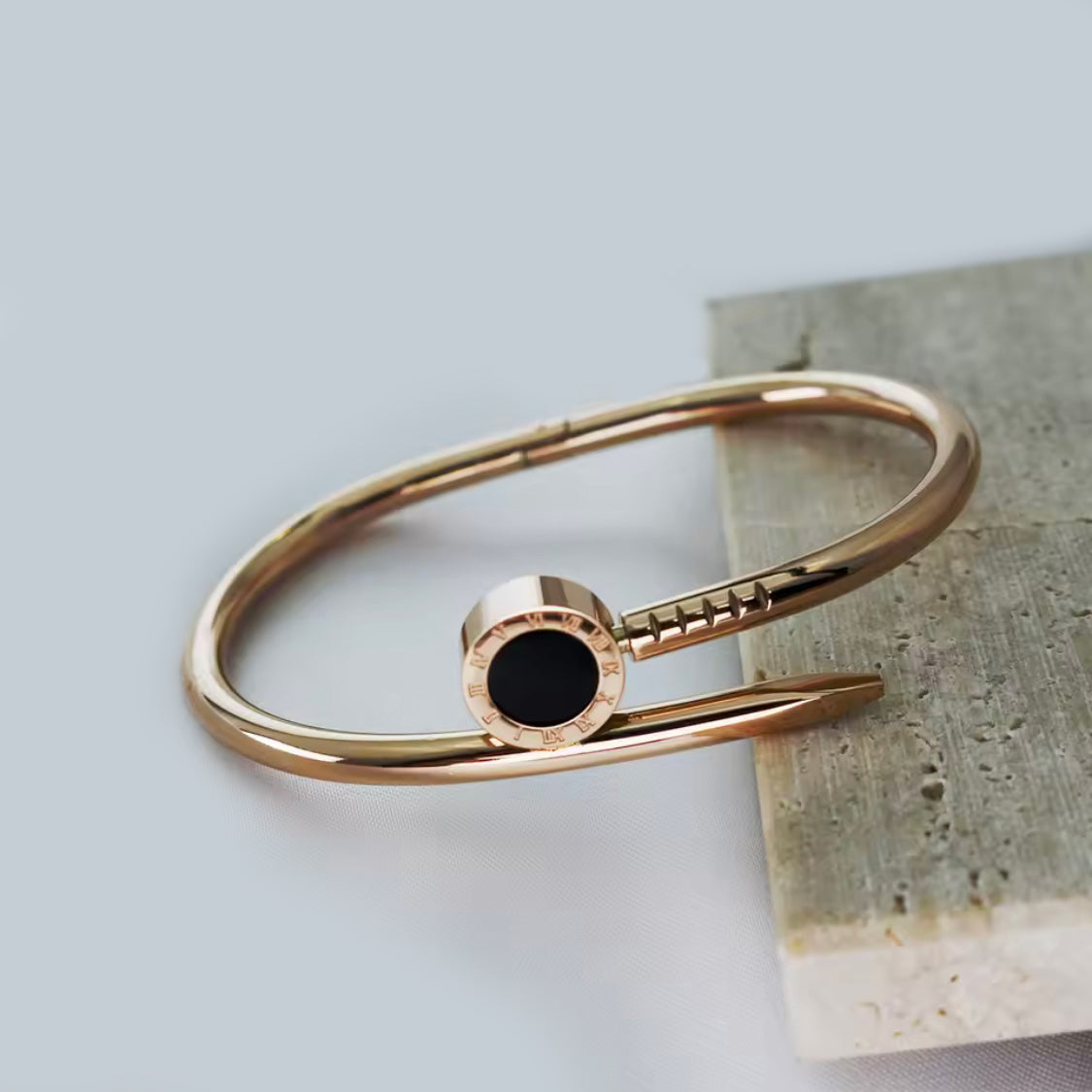 Brazalete Clavo Roma – Acero Inoxidable 316L con Detalle Negro y Diseño Abierto